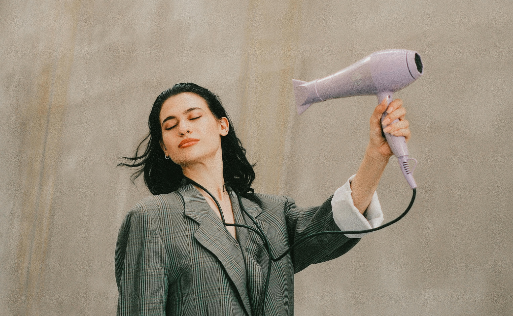 Capelli stressati da phon e piastre? Come rinforzarli e renderli più lucenti