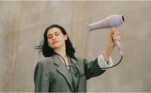 Capelli stressati da phon e piastre? Come rinforzarli e renderli più lucenti