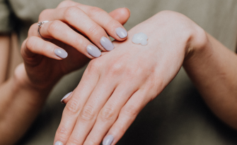 Cura delle mani: perché sono le prime a mostrare i segni del tempo