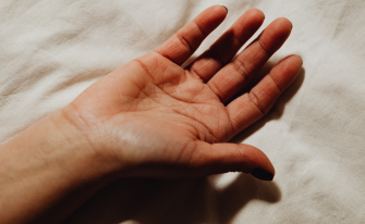 Mani secche e screpolate: cause comuni e strategie per proteggerle ogni giorno