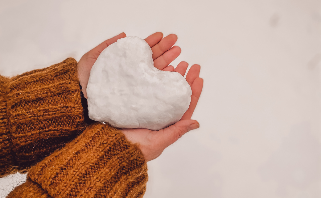 Mani sempre idratate in inverno: consigli per evitarne la secchezza