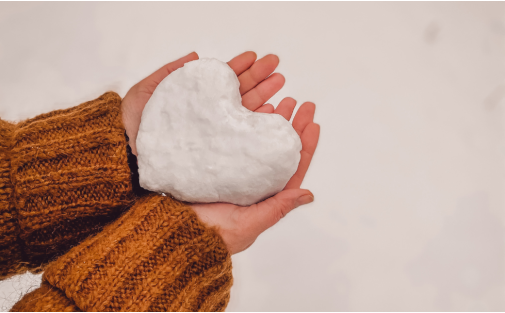 Mani sempre idratate in inverno: consigli per evitarne la secchezza