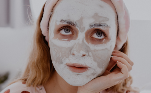 Pelle stressata dal freddo? 3 gesti quotidiani che fanno la differenza Pelle stressata dal freddo? 3 gesti quotidiani che fanno la differenza