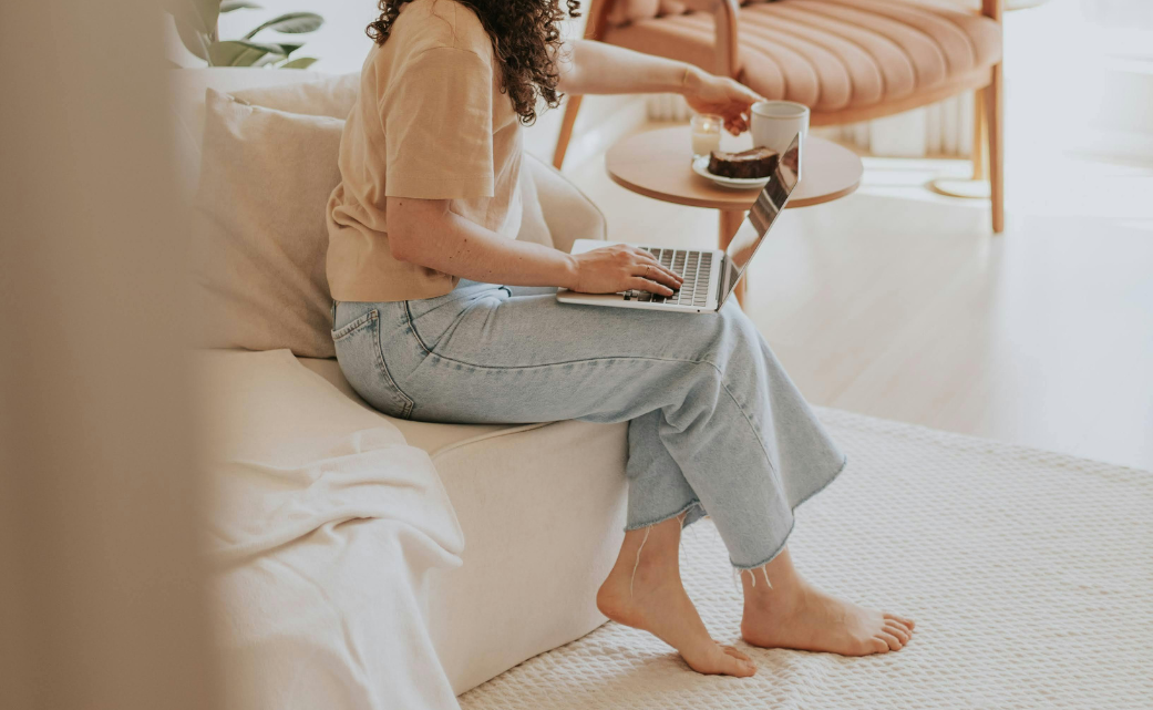 Scalzi in casa sì o no? Cosa dice davvero la scienza su piedi, postura e benessere