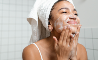 Skincare post-estate: come riparare la pelle dopo sole, mare e vento