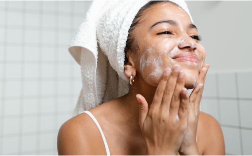Skincare post-estate: come riparare la pelle dopo sole, mare e vento
