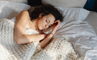 Sonno di qualità: buone abitudini per dormire meglio e prodotti che aiutano davvero