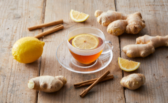 Tisane di stagione: le erbe primaverili più utili per drenare, depurare e ritrovare energia