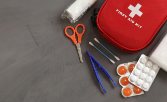 In viaggio con i bambini: cosa mettere nel kit di pronto soccorso estivo