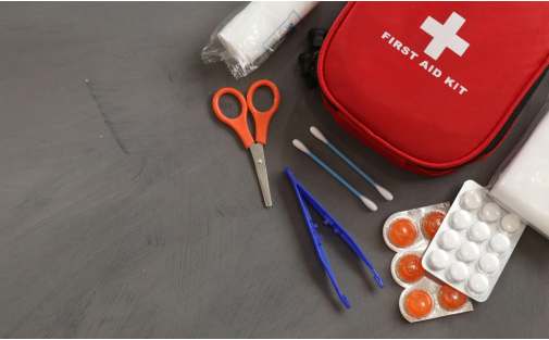 In viaggio con i bambini: cosa mettere nel kit di pronto soccorso estivo