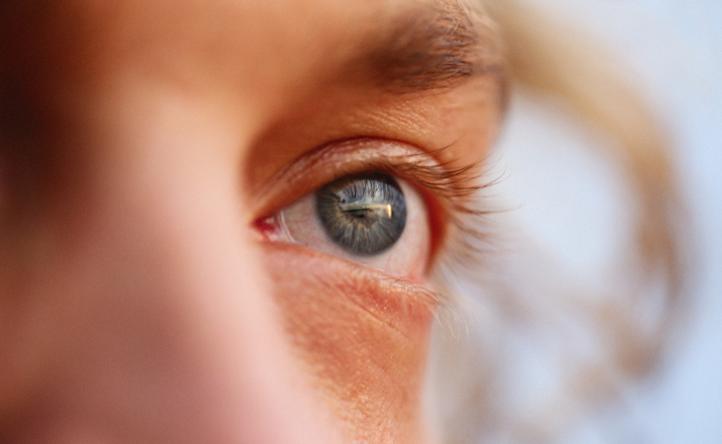 Occhi sensibili e arrossati: rimedi utili tra pollini e aria più secca