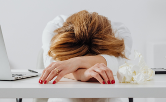 Stanchezza autunnale: alimentazione, sonno e movimento possono aiutare?