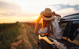 Viaggi lunghi in auto: come evitare gonfiore e pesantezza alle gambe
